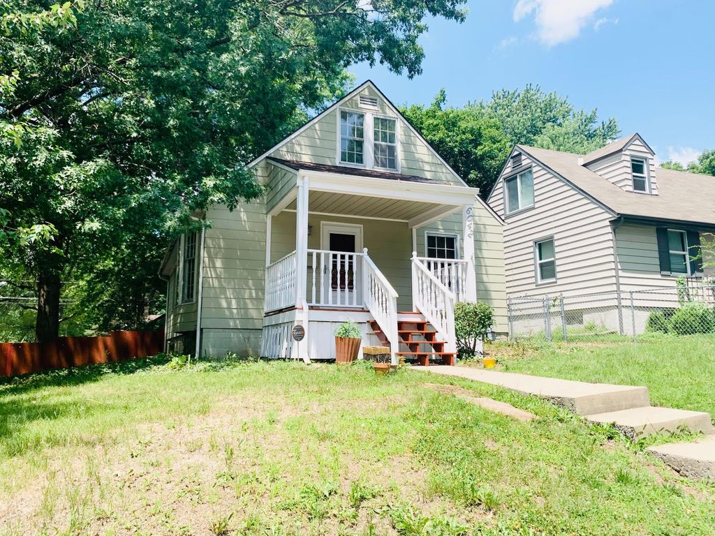 6042 Charlotte St, Kansas City, MO 64110