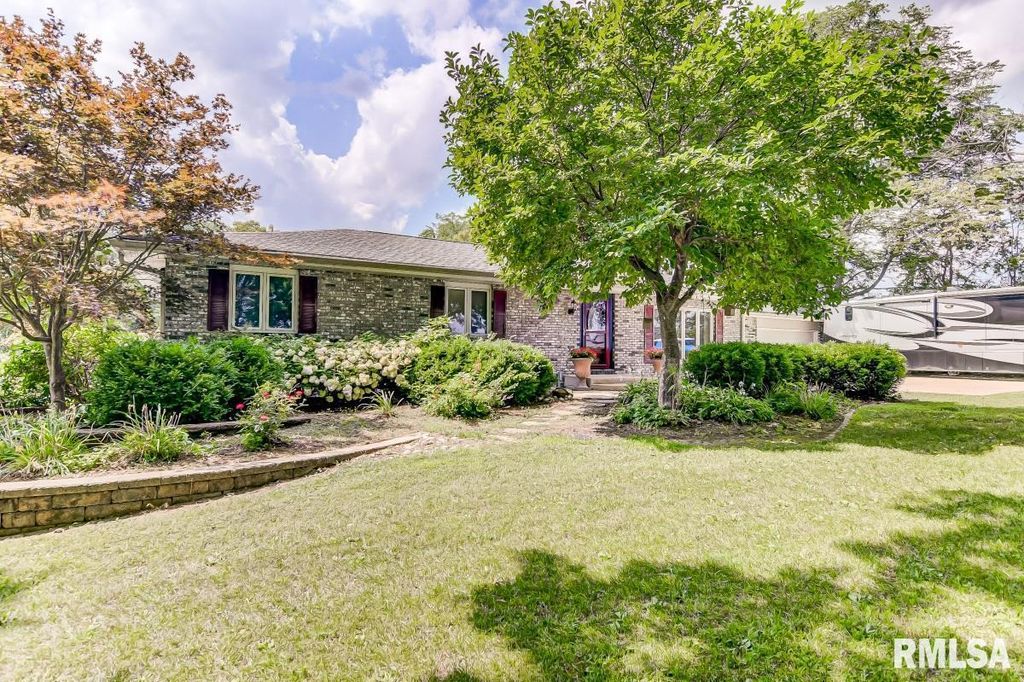 7735 Village Center Rd, Sherman, IL 62684