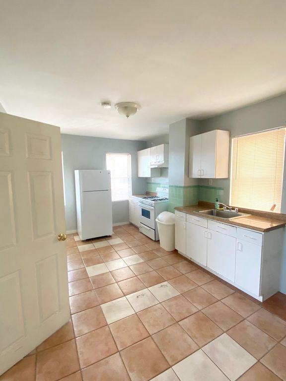 527 E 7th St #3, Boston, MA 02127