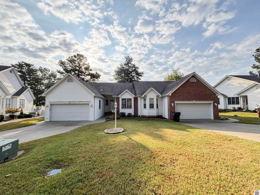 31 Village Dr W, Paducah, KY 42003
