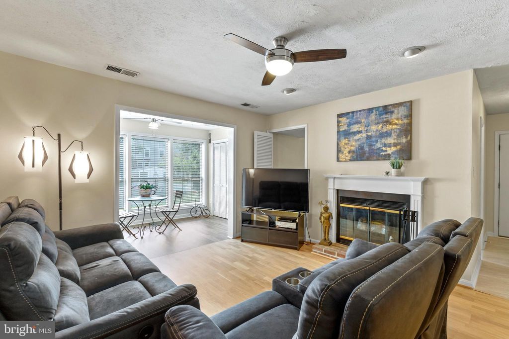 10150 Oakton Terrace Rd #10150, Oakton, VA 22124