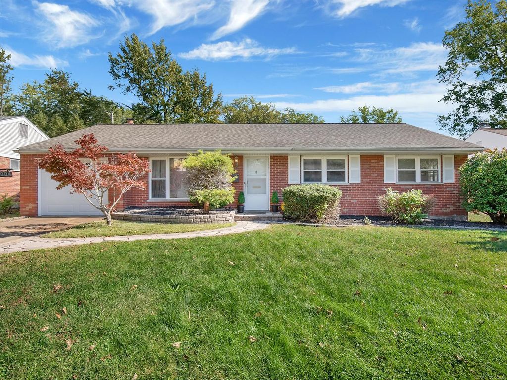 1004 N McKnight Rd, Saint Louis, MO 63132