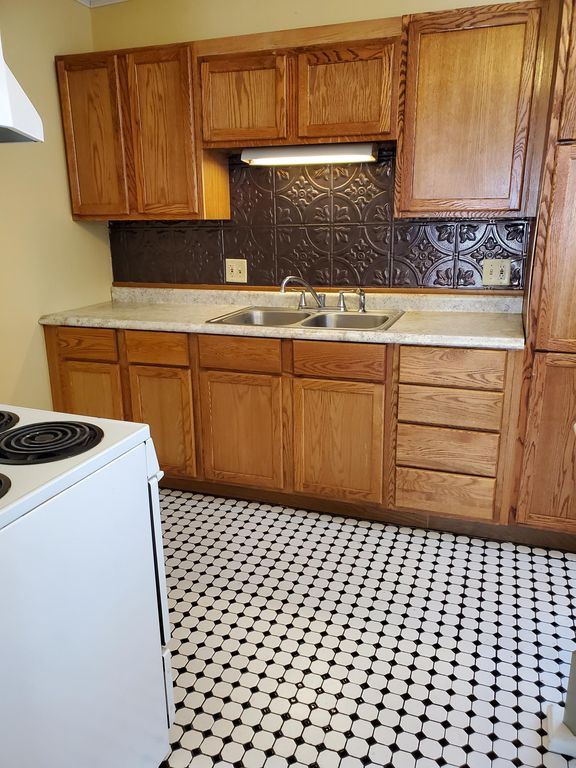 809 W 28th St #1, Kearney, NE 68845