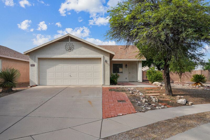 7037 E Fighting Falcon Pl, Tucson, AZ 85730