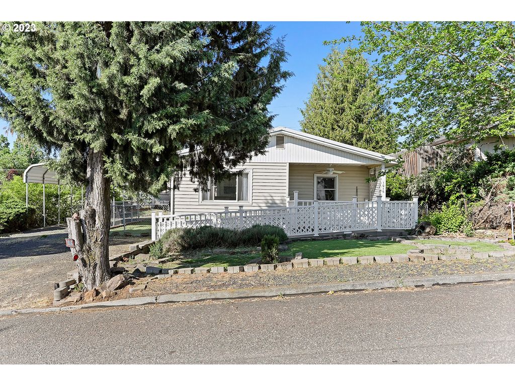 1016 Pine St W, The Dalles, OR 97058