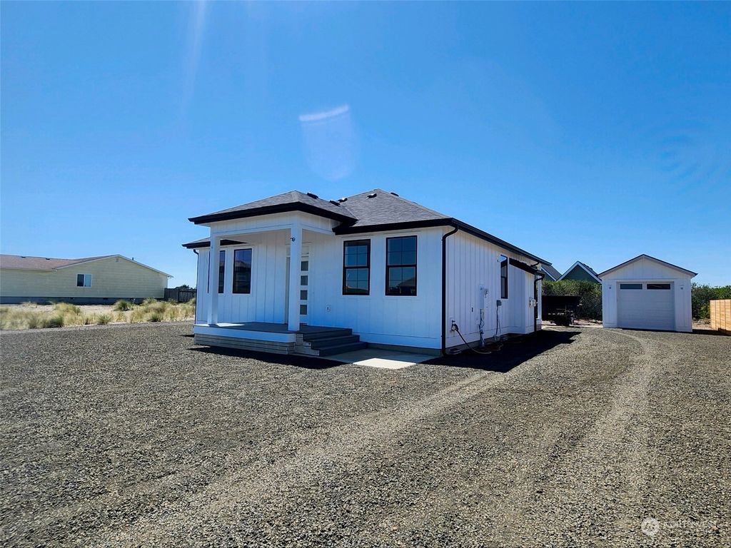 1285 Storm King Way, Ocean Shores, WA 98569