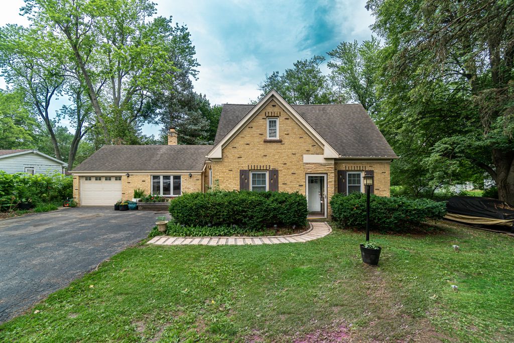 207 N Elmhurst Rd, Prospect Heights, IL 60070