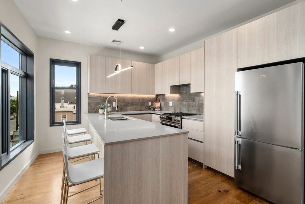 211 Condor St #5, Boston, MA 02128
