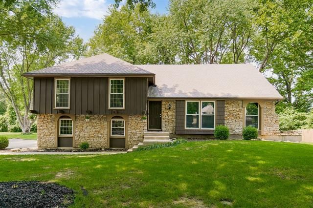 10524 Mohawk Ln, Leawood, KS 66206