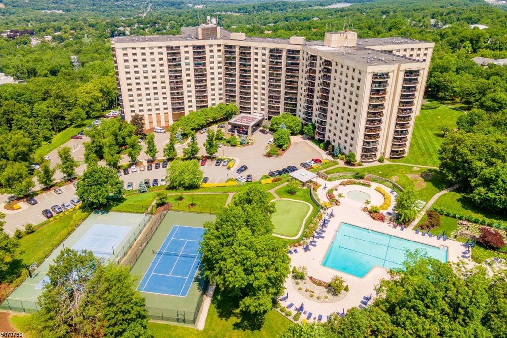 2 Claridge Dr #2FE, Verona, NJ 07044