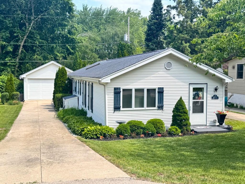 30024 Mound DRIVE, Burlington, WI 53105