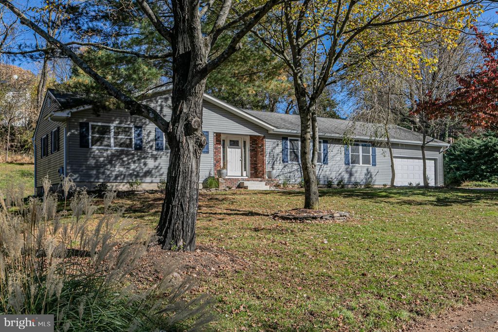 19 Holder Dr, Trenton, NJ 08628