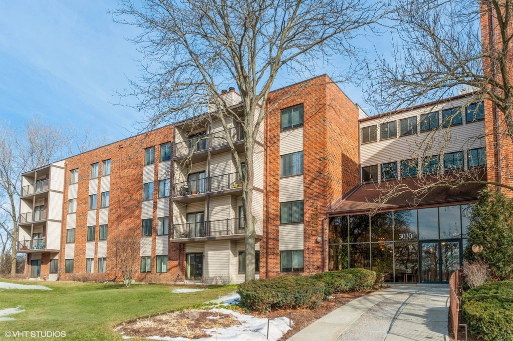 3030 Pheasant Creek Dr #103, Northbrook, IL 60062