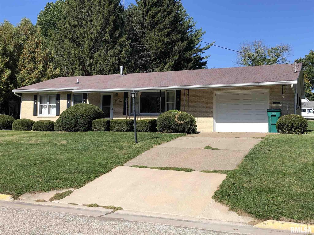 320 W Kelly St, Macomb, IL 61455