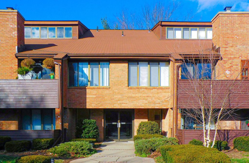 25 Stanley St #B7, West Hartford, CT 06107