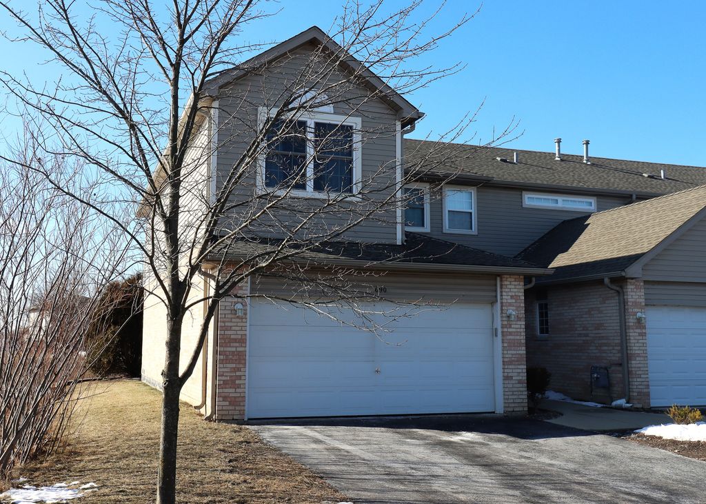 690 N Western Ln, Addison, IL 60101