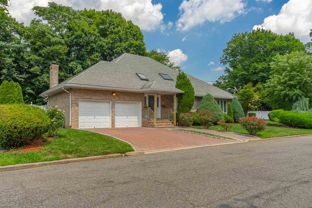 135 Eastlawn Dr, Teaneck, NJ - 4 Bed, 5 Bath Single-Family Home - 15