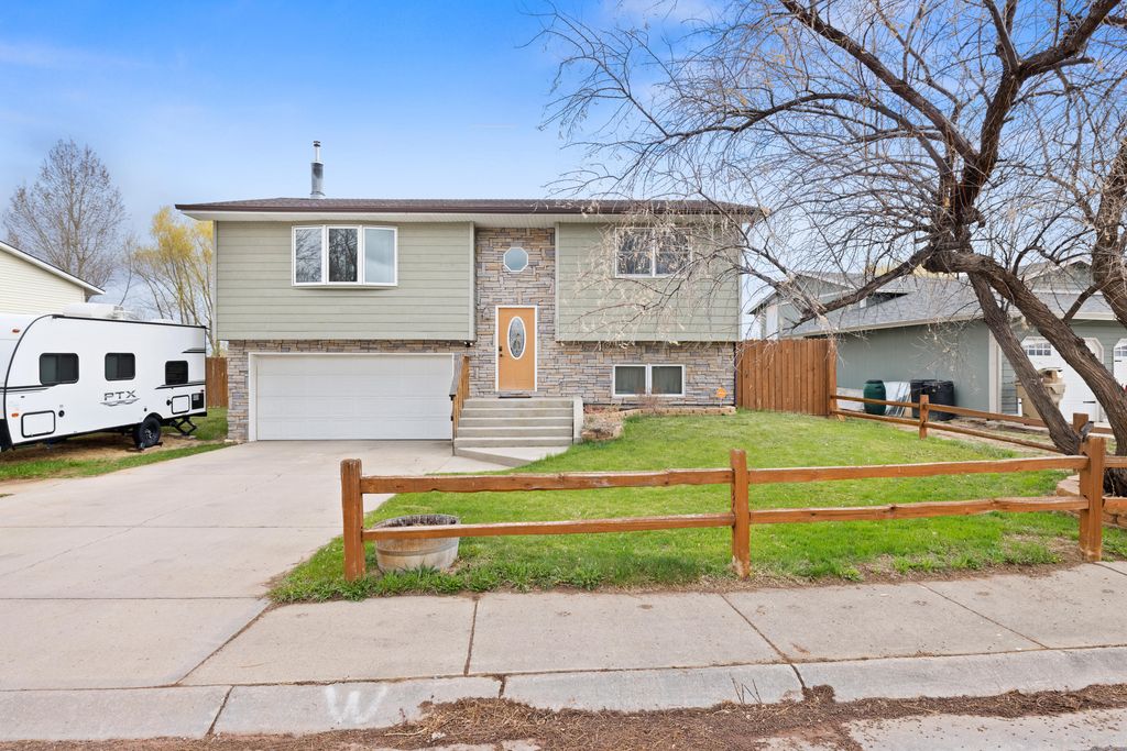 6903 Greensburgh Ave, Gillette, WY 82718