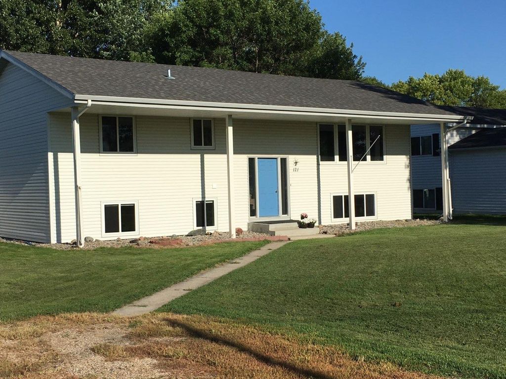 121 3rd Ave S, Casselton, ND 4 Bed, 2 Bath SingleFamily Home 64