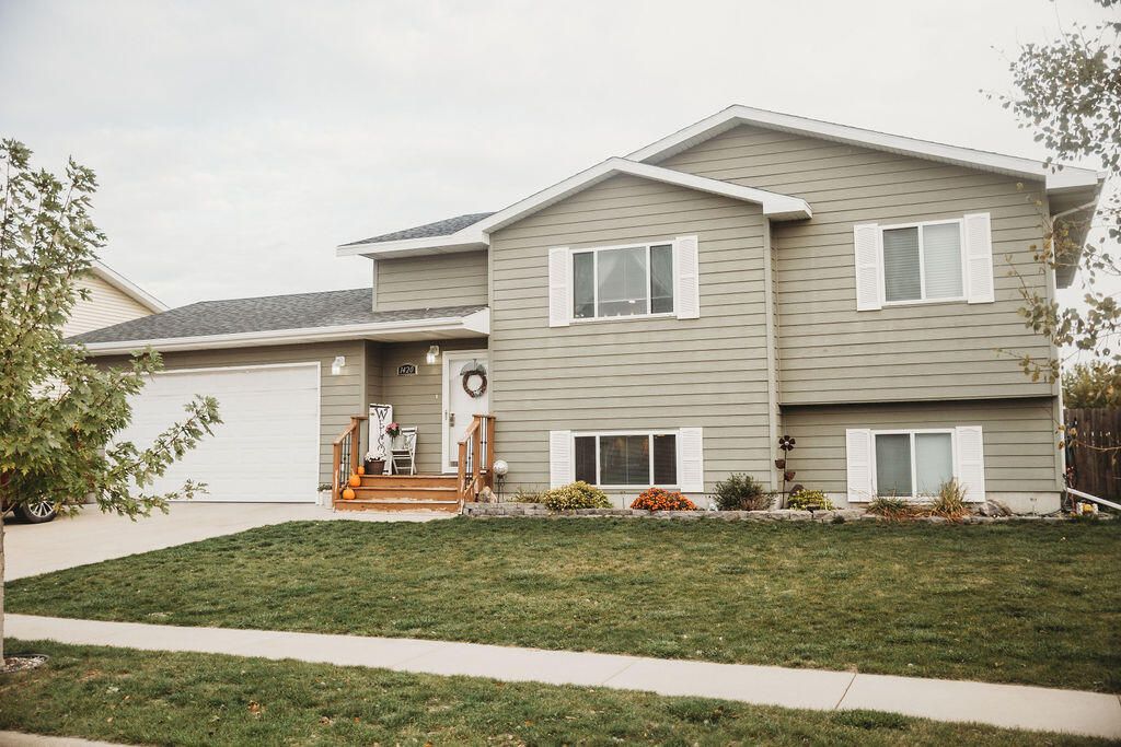 1420 Plum Ln, Aberdeen, SD 57401