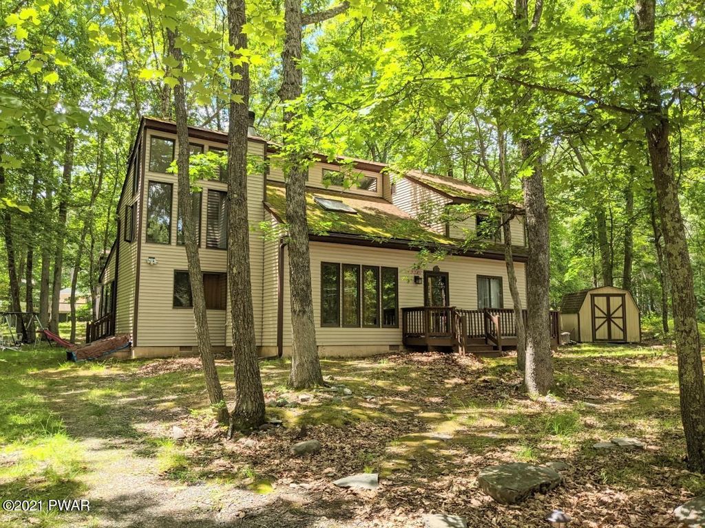 101 Monroe Ln, Hawley, PA 18428