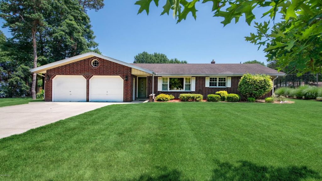 5585 Whispering Pnes, Stevensville, MI - 3 Bed, 2 Bath Single-Family