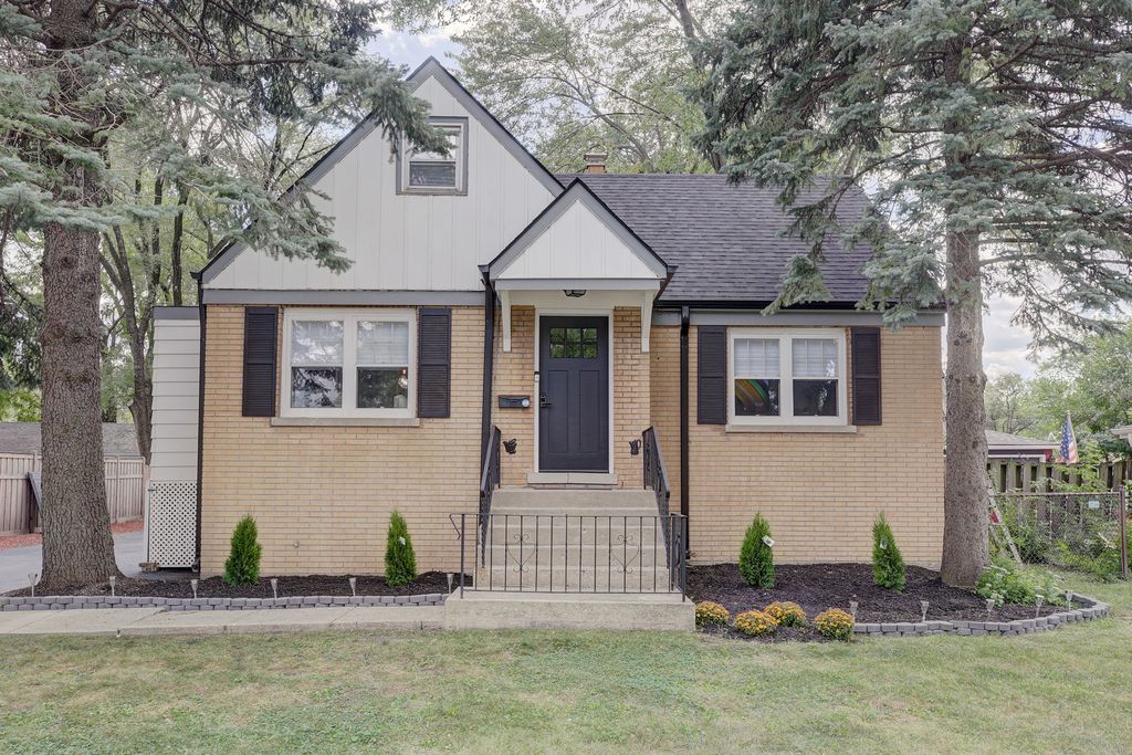 2051 Halsey Dr, Des Plaines, IL 60018