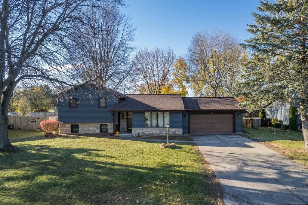 1849 North BEAVER TRAIL DRIVE, Green Bay, WI 54303