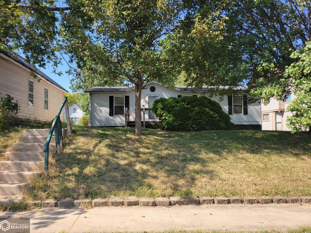 906 N 12th St, Keokuk, IA 52632