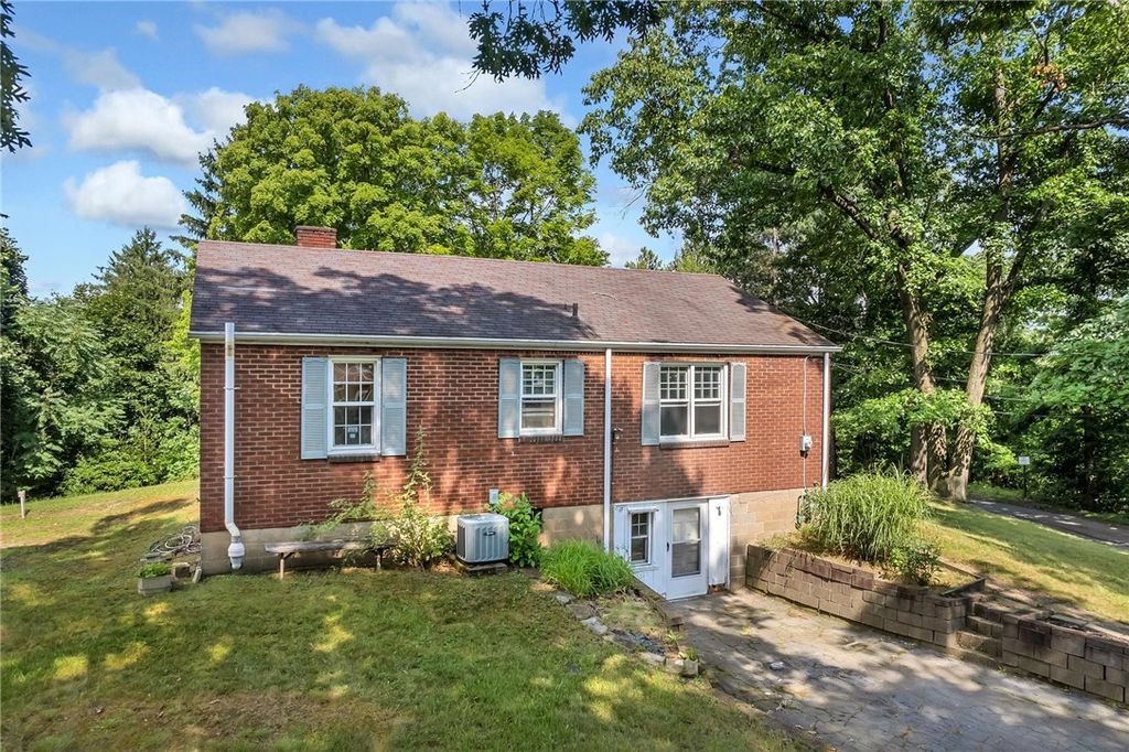 694 Oak St, Crescent, PA 15046