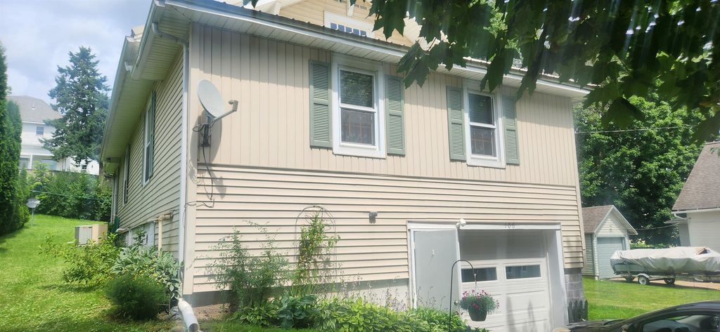 106 2nd St NE, Elkader, IA 52043