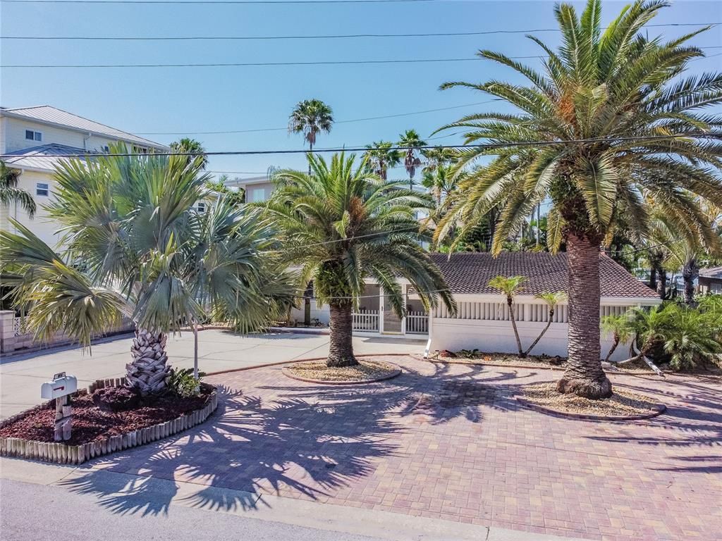 847 Bay Point Dr, Madeira Beach, FL 33708