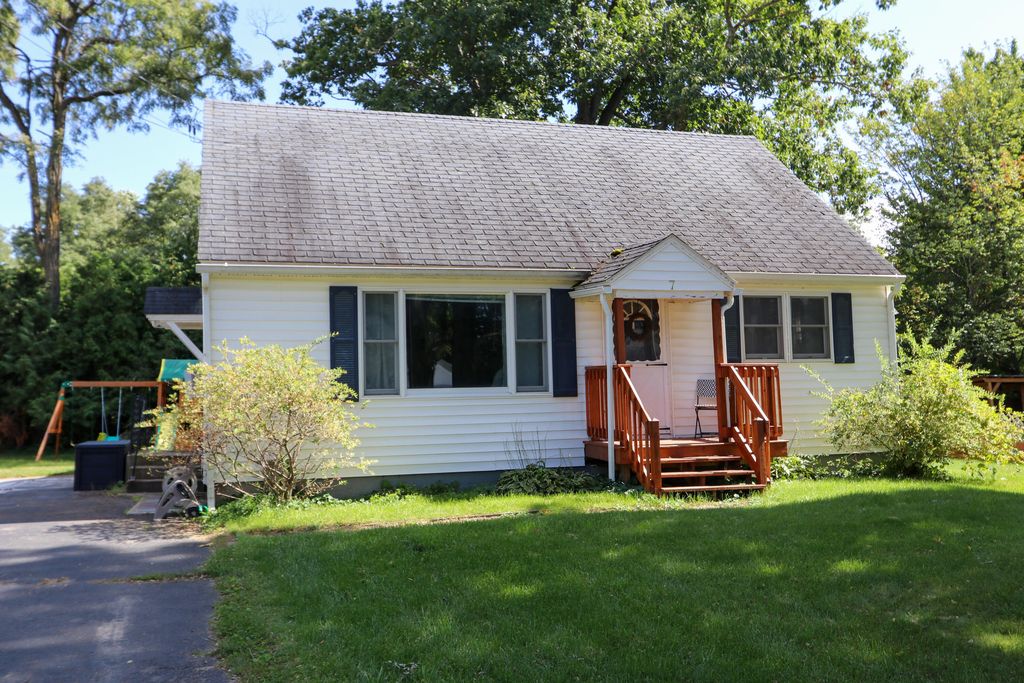 7 Fatima St, Morrisonville, NY 12962