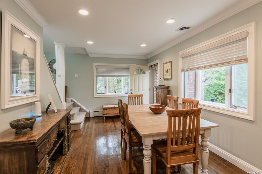 4 Roman Ln, West Islip, NY 11795
