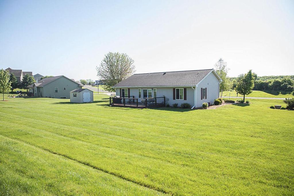 N763 Twin Knolls Dr, Fort Atkinson, WI 3 Bed, 2 Bath SingleFamily