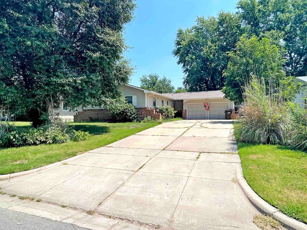 988 N Robin Rd, Wichita, KS 67212