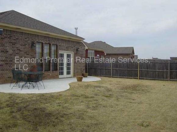 2404 Augusta Dr, Moore, OK 73160