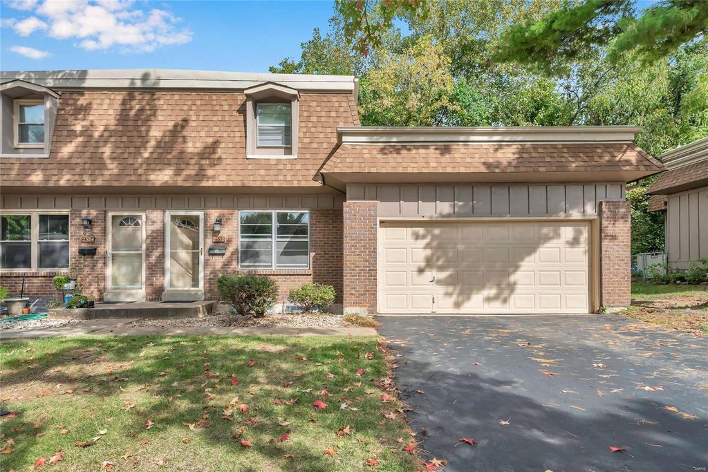 2332 Charlemagne Dr, Maryland Heights, MO 63043