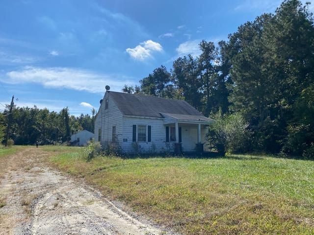 1526 Cox Rd, Blackstone, VA 23824