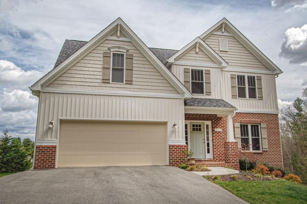 6117 Castle View Ct, Roanoke, VA 24018