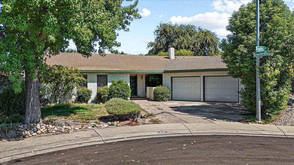 925 Rugby Ln, Modesto, CA 95356