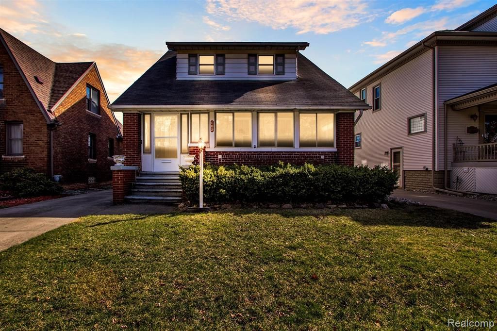 685 Emmons Blvd, Wyandotte, MI 48192 5 Bed, 3 Bath SingleFamily Home