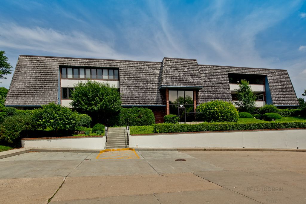 150 Red Top Dr #301, Libertyville, IL 60048