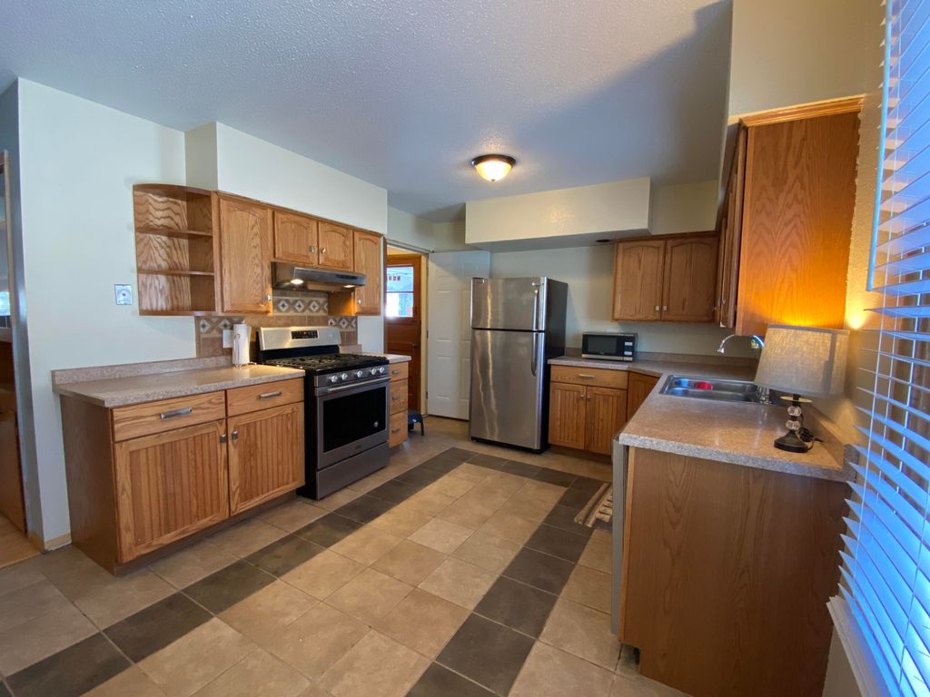 1527 N 17th St, Bismarck, ND 58501