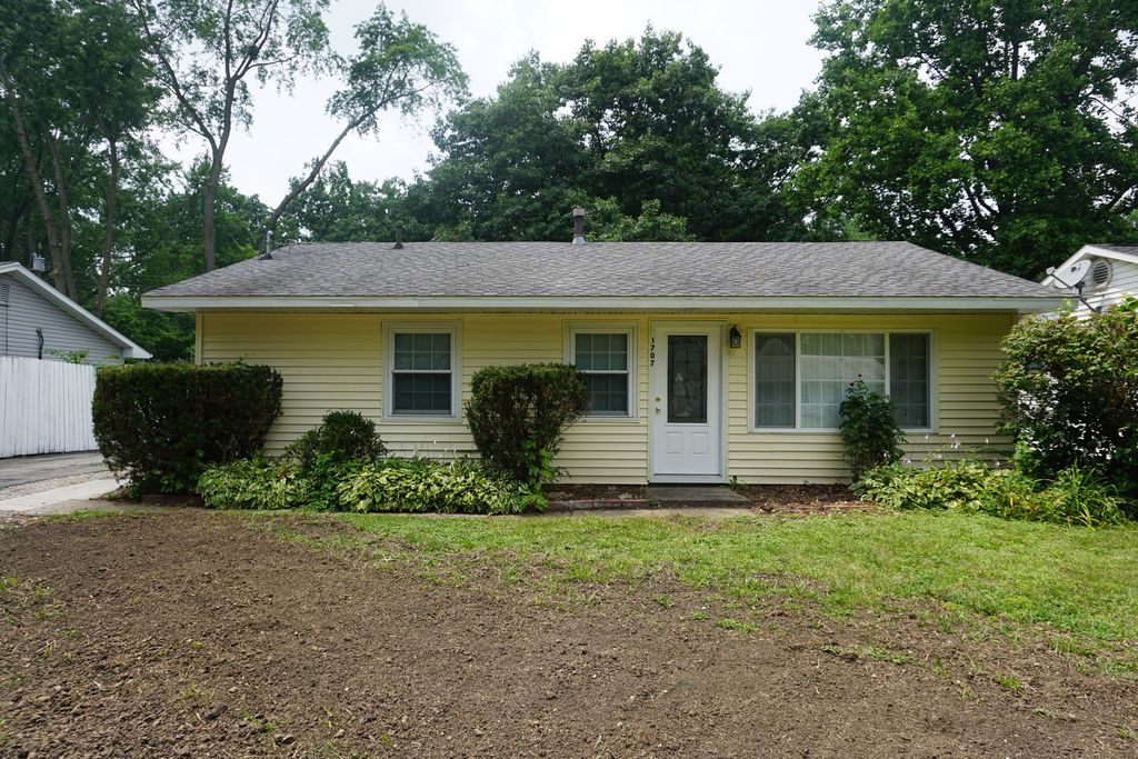1707 Tara Dr, Champaign, IL 61820