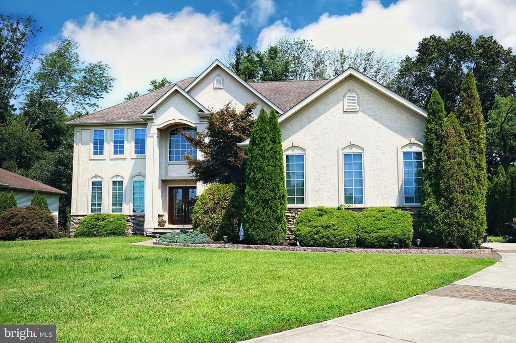 4 Chrysanthemum Ct, Sewell, NJ 08080