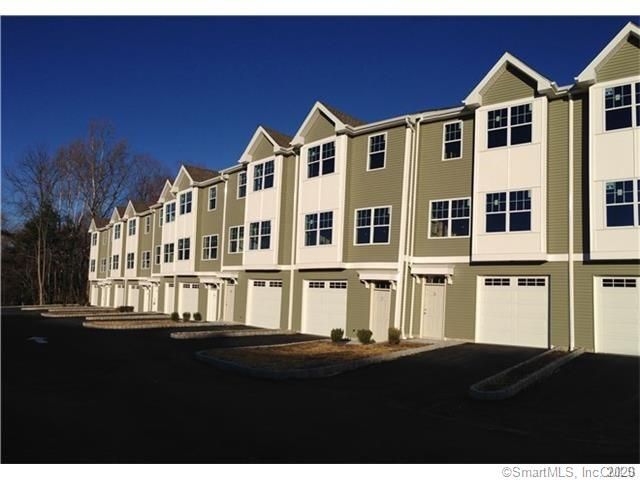 8 Laurel Hill Ct #8, Brookfield, CT 06804