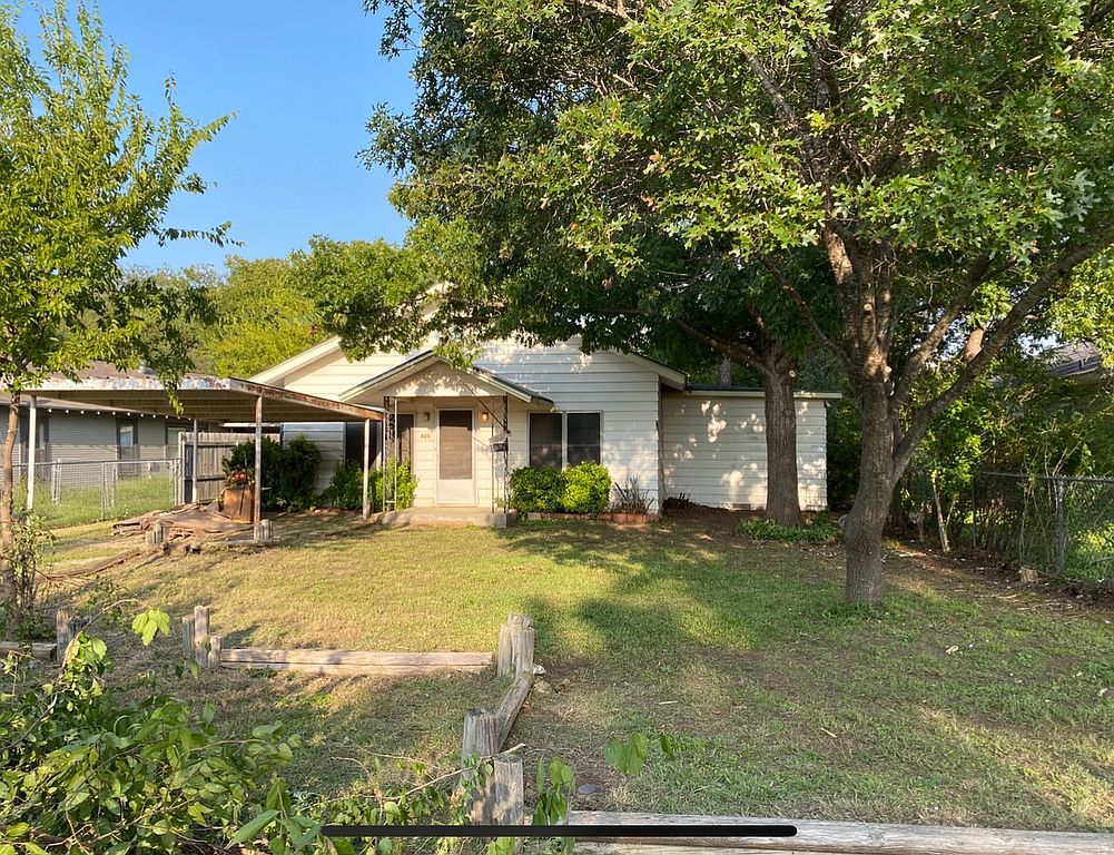 825 Texas St, Graham, TX 76450 3 Bed, 1 Bath SingleFamily Home 17
