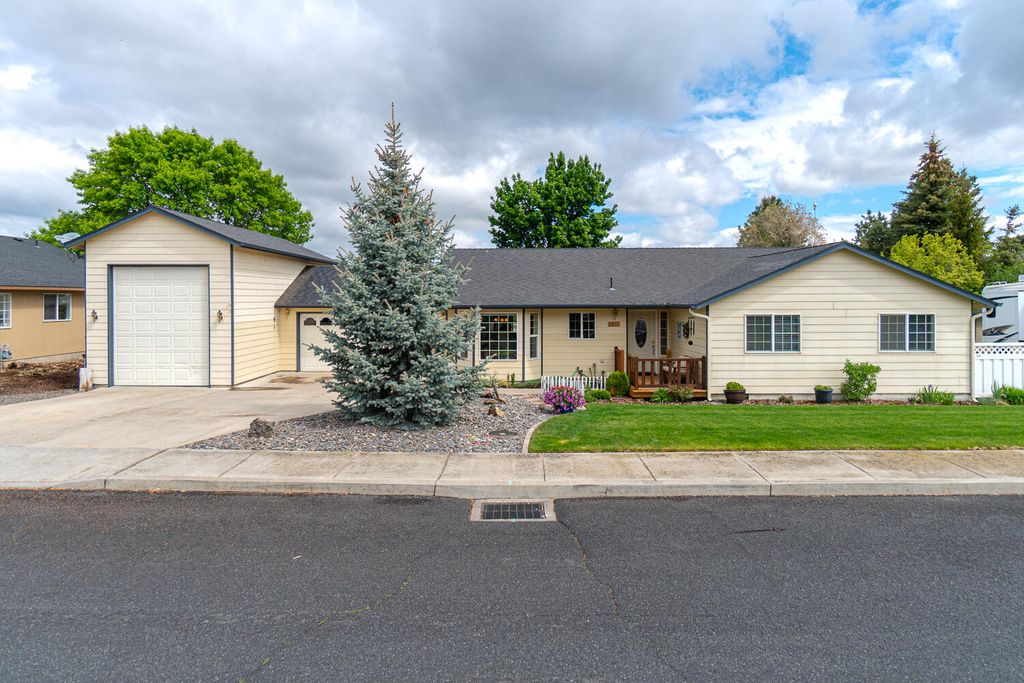 2817 SW Volcano Cir, Redmond, OR 97756