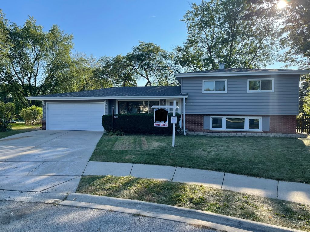 236 N Pioneer Dr, Addison, IL 60101